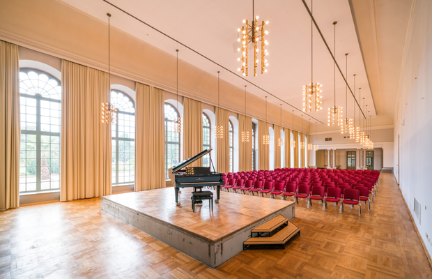 Saal mit Bühne und Konzertflügel (Orangerie)
